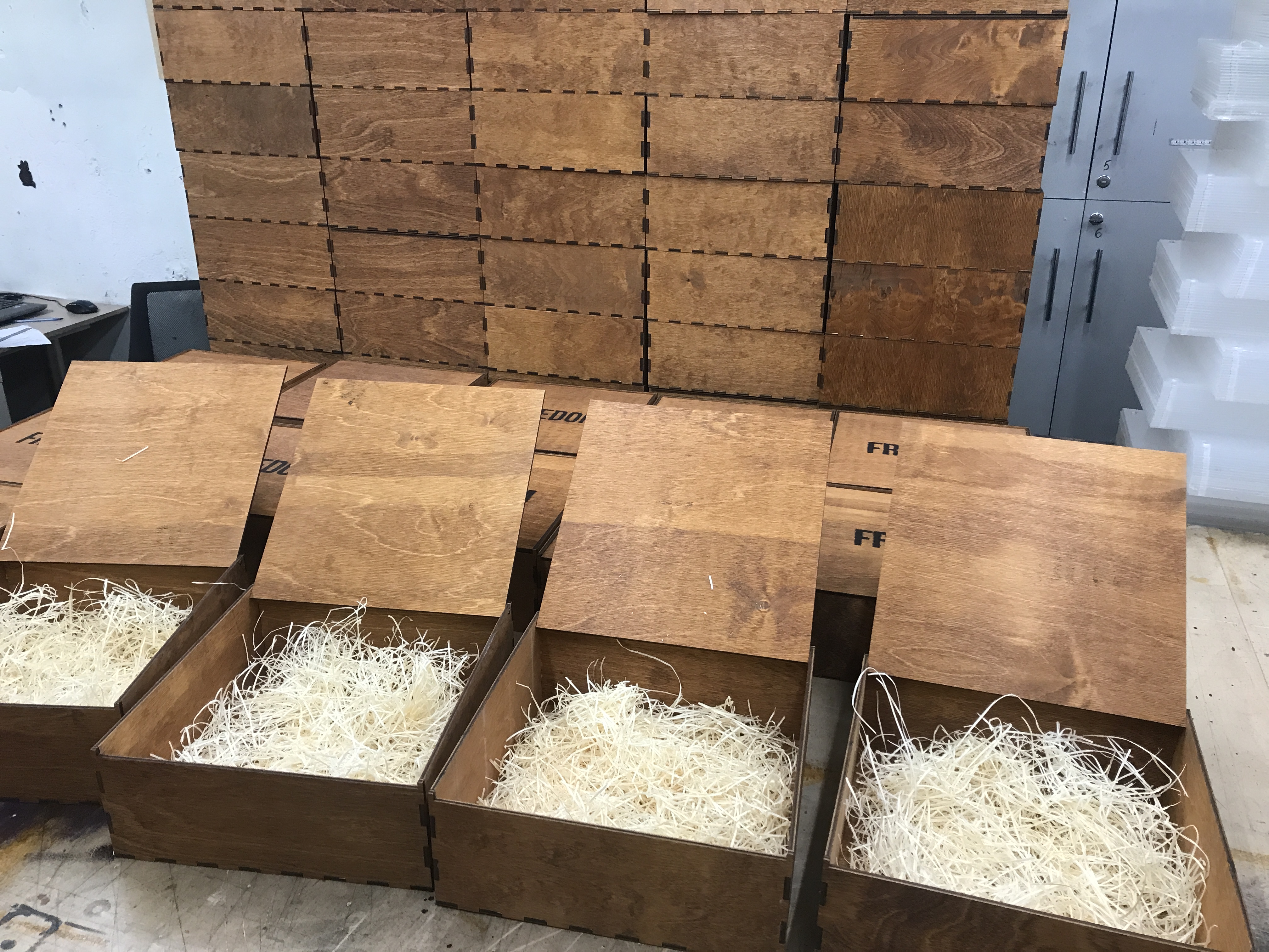 Производство коробок из фанеры в СПб