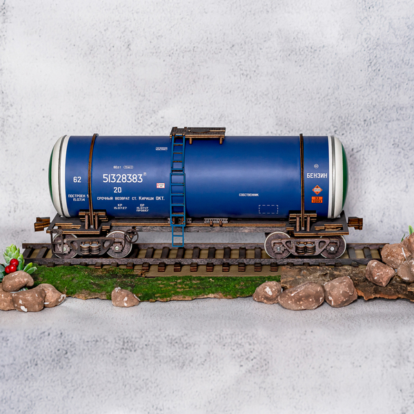 Цистерна синяя под бензин