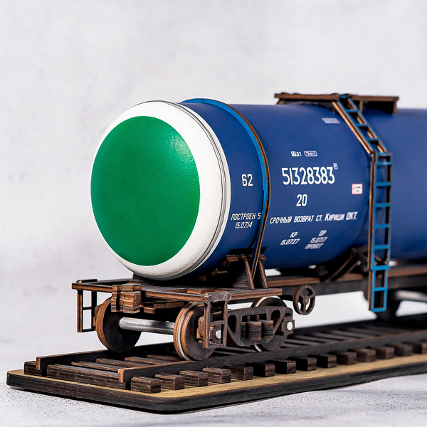 Цистерна синяя под бензин