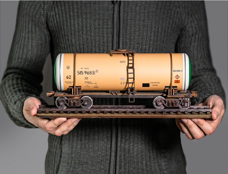 Бежевая цистерна под бензин